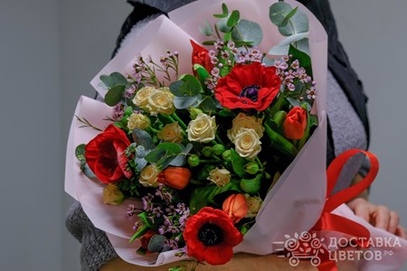 Букет из кустовых роз,тюльпанов и анемонов "Новые желания"
