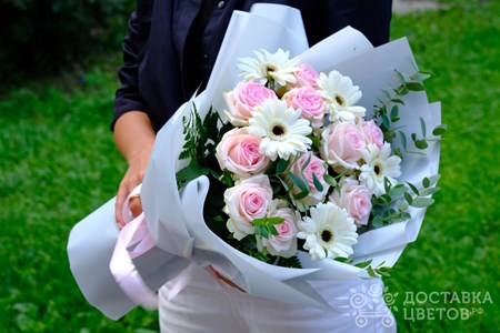 Букет из нежно-розовых роз и белых гербер "Соловьиная роща"