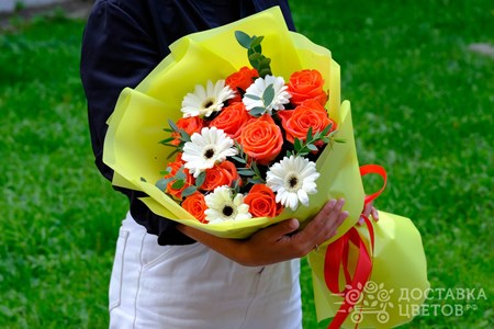 Букет из оранжевых роз и белых гербер "Заветная мечта"