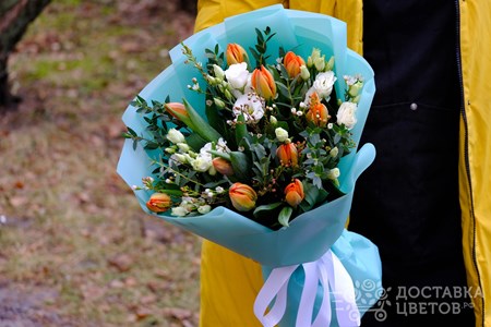 Букет из оранжевых тюльпанов и белой эустомы "Под весенним небом"