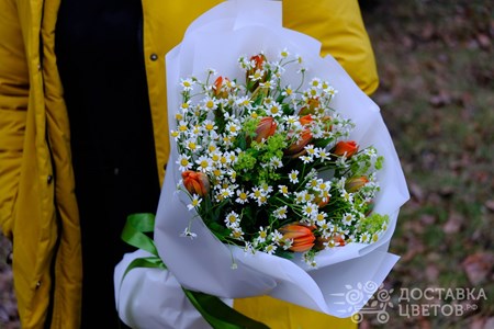 Букет из оранжевых тюльпанов и ромашек "Обретая весну"