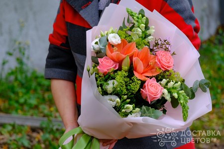 Букет из персикого амариллиса и роз "Матильда"