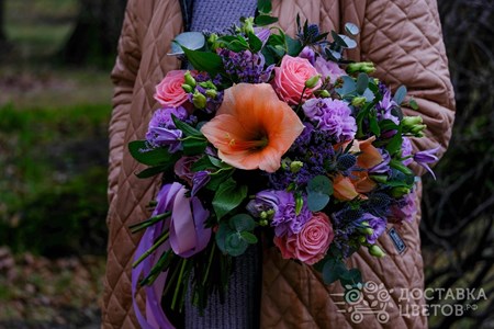 Букет из персикового амариллиса,сиреневых гвоздик и розовых роз "Маргарита"