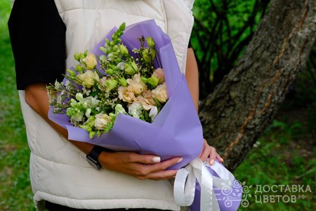 Букет из персиковой эустомы и хамелациума "Карамельный сон"