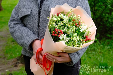 Букет из ромашек и белой альстромерии в пленке "Полуденный зной"