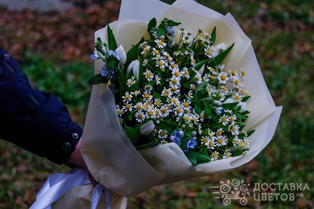 Букет из ромашек и белых тюльпанов "Мир цветов"
