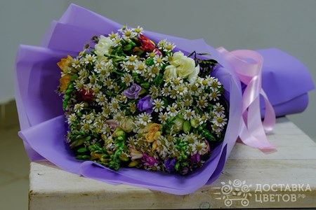 Букет из ромашек и фрезии "Весеннее очарование "