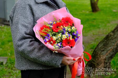 Букет из ромашек, ирисов и грасных гербер в пленке "На цветущих полях"