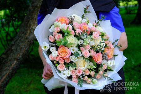 Букет из роз и эустомы "Симфония любви"