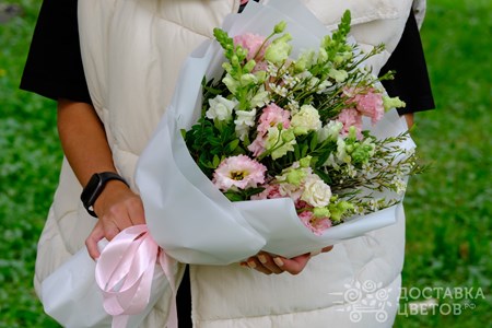 Букет из розовой эустомы и хамелациума "Маленькая волшебница"