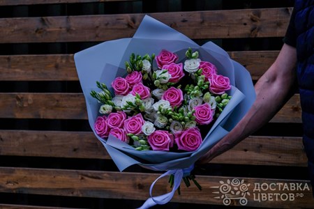 Букет из розовых роз и белой эустомы "Торжество вкуса"