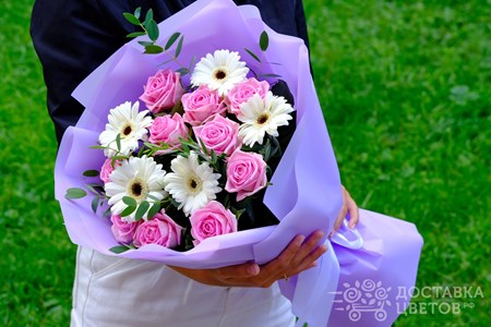 Букет из розовых роз и белых гербер "Сны наяву"