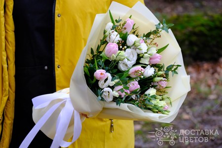 Букет из розовых тюльпанов и белой эустомы "Цветочные нежности"