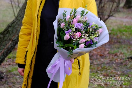 Букет из розовых тюльпанов и лавандовой эустомы "Дыхание тепла"
