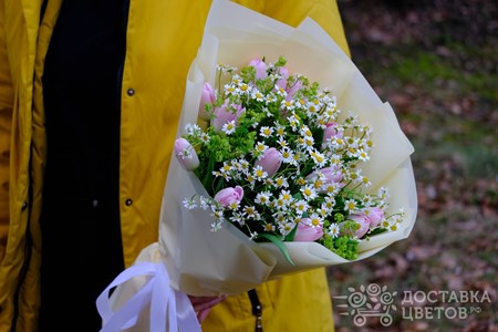 Букет из розовых тюльпанов и ромашки "Торжество цветения"