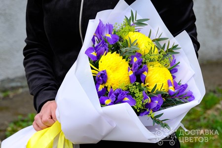 Букет из желтых хризантем и ирисов в пленке "Антураж"