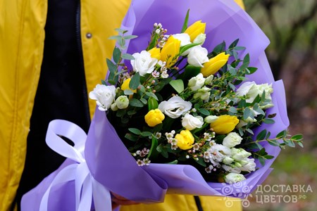 Букет из желтых тюльпанов и белой эустомы "Музыка весны"