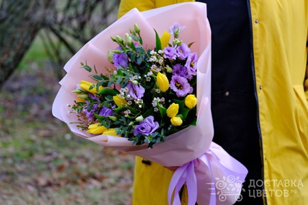 Букет из желтых тюльпанов и лавандовой эустомы "В объятьях весны"
