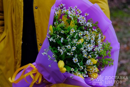 Букет из желтых тюльпанов и ромашки "Воплощая весну"