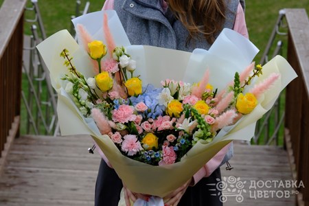 Букет с розами и гортензией "Санни сайд"