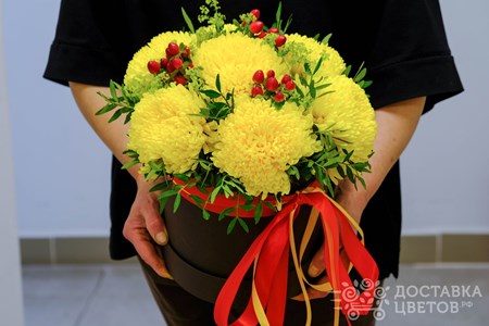 Композиция их 7 хризантем в коробке "Яркий абажур"