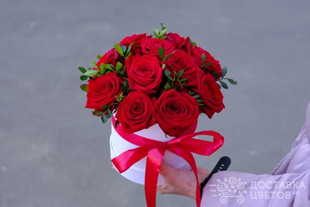 Композиция из 11 бордовых роз в коробке "Огненная романтика"