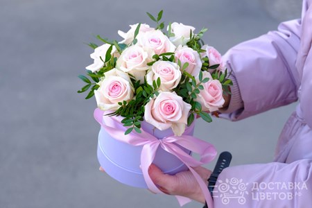 Композиция из 11 светло-розовых роз в коробке "Цветочный сюрприз"