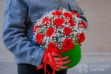 Композиция из 15 алых роз с гипсофилой "Задорное настроение"