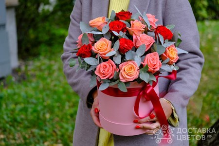 Композиция из 15 красных и коралловых роз в коробке "Маленькие огоньки"