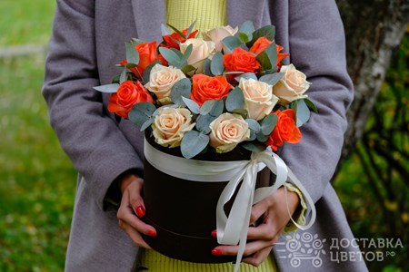 Композиция из 15 кремовых и оранжевых роз в коробке "Теплая атмосфера"