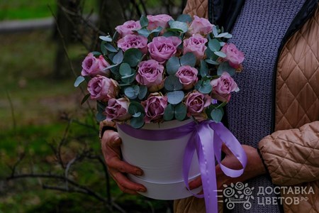 Композиция из 15 сиреневых роз с эвкалиптом в коробке "Мемори Лейн"