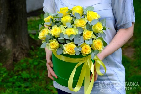 Композиция из 15 желтых роз с эвкалиптом в коробке "Лимонный сорбет"