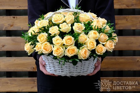 Композиция из 51 персиковой розы в корзине "Персиковое наслаждение"