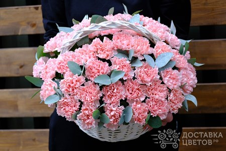 Композиция из 51 розовой гвоздики в корзине "Розовые гвоздики в корзине"