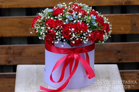 Композиция из 7 красных кустовых роз с оксипеталумом в коробке "Мерцающая ночь"