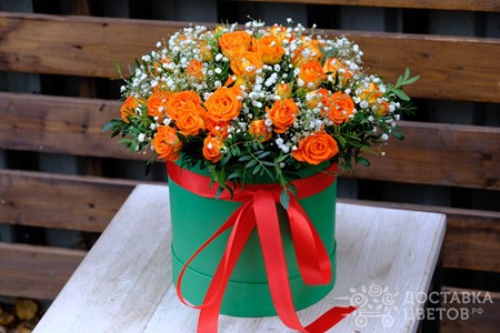 Композиция из 7 кустовых роз с гипсофилой в коробке "Образ природы"