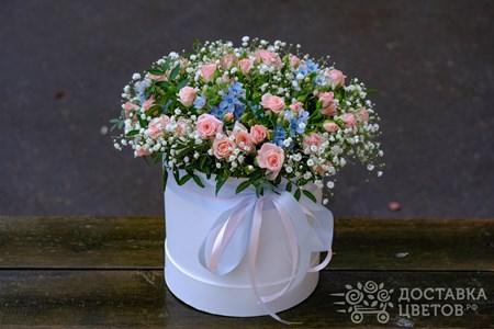 Композиция из 7 розовых кустовых роз с оксипеталумом в коробке "Сны наяву"