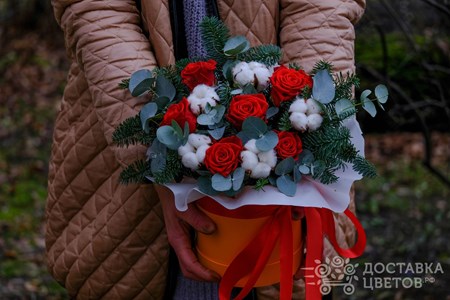 Композиция из алых роз и хлопка с еловыми ветками в коробке "Просторы зимы"