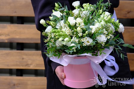 Композиция из белой эустомы и хамелациума в коробке "Соблазн"