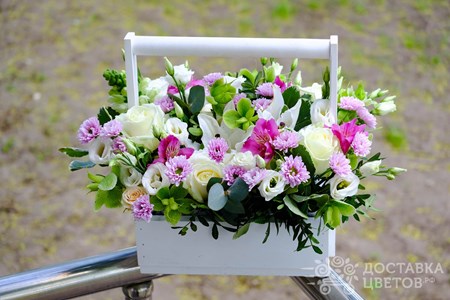 Композиция из белой лилии, белых роз и эустомы "Изящная клумба"