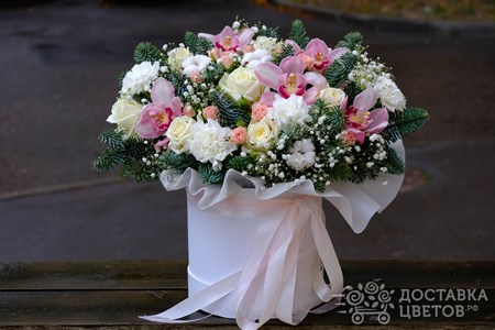 Композиция из еловых веток, белых роз и розовых орхидей в коробке "Северянка"