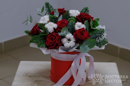 Композиция из еловых веток, красных роз и хлопка в коробке "Новогодний огонёк"