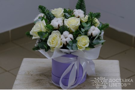 Композиция из еловых веток,белых роз и хлопка в коробке "Сила волшебства"