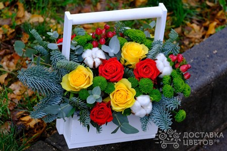 Композиция из еловых веток,хлопка и роз "Яркая гирлянда"