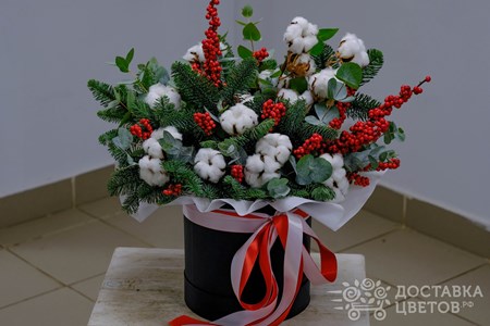 Композиция из еловых веток,хловка и илекса в коробке "Под звон курантов"