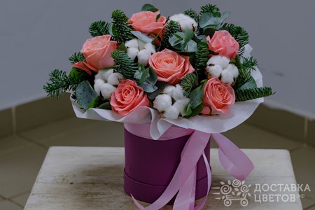 Композиция из еловых веток,коралловых роз и хлопка в коробке "Сказочный переполох"