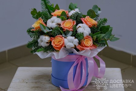 Композиция из еловых веток,роз и хлопка в коробке "Серпантин"