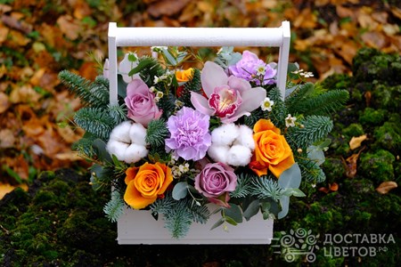 Композиция из еловых веток,роз и орхидей в ящике "Искры самоцветов"