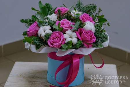 Композиция из еловых веток,розовых роз и хлопка в коробке "Праздничный вестник"