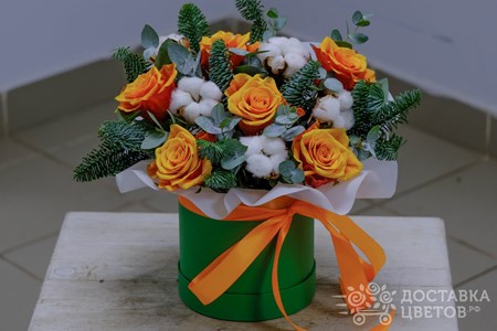 Композиция из еловых веток,ярко-оранжевых роз и хлопка в коробке "Верить в чудеса"